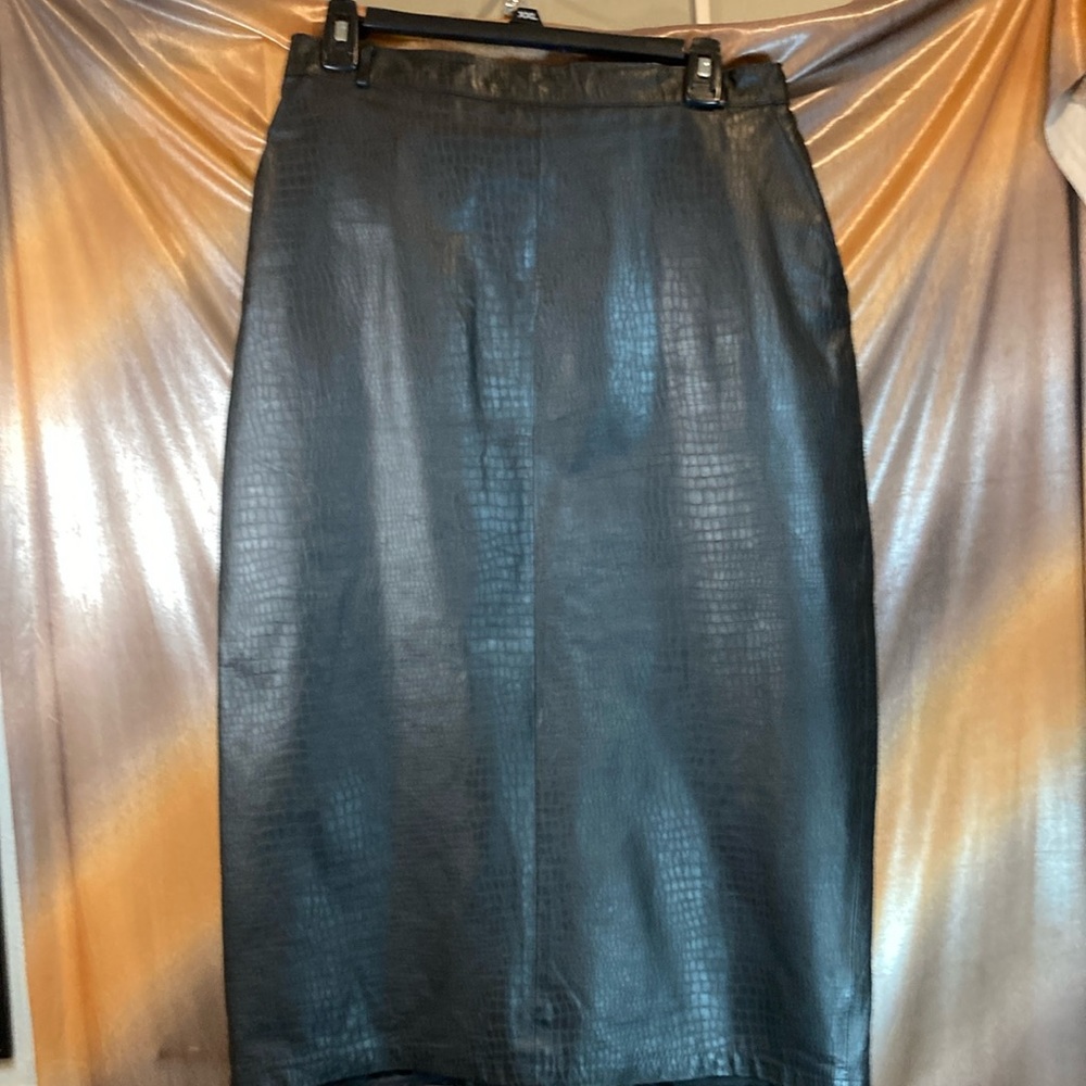 Lined black leather pencil skirt with pockets.‎ 30” waist. 31” length.